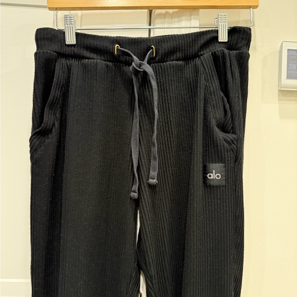 ALO Yoga Black Ribbed Texture - Picture 3 of 10